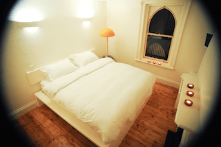 this picture shows you one cosy bedroom in Kellys 3 star hotel